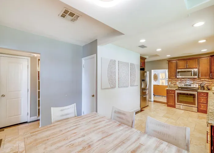 8 Mi To Dtwn: Pet-friendly Home! *