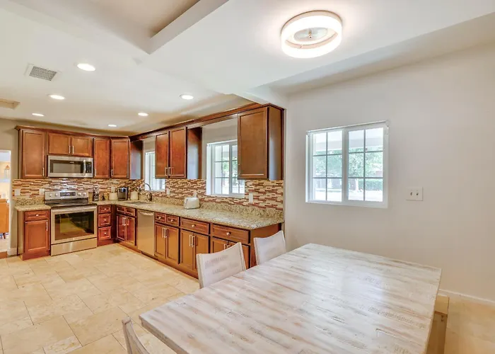 8 Mi To Dtwn: Pet-friendly Home! *