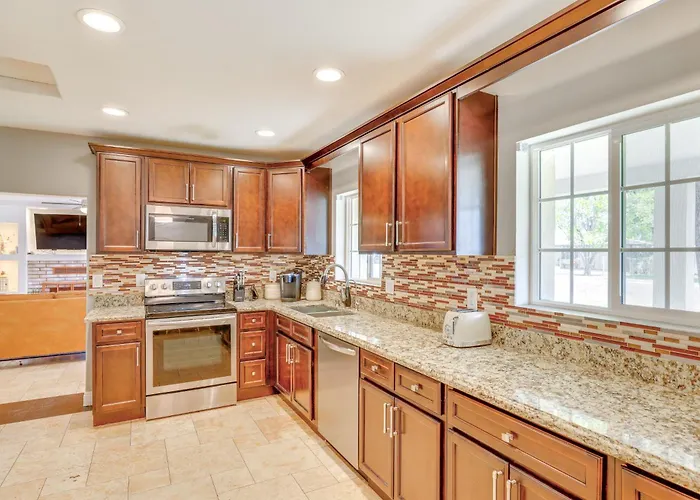 8 Mi To Dtwn: Pet-friendly Home! *